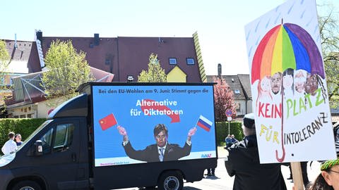 In Donaueschingen (Schwarzwald-Baar-Kreis) demonstrieren Mitglieder der Gruppe Avaaz und andere Gegner der AfD vor der Versammlungshalle, wo die Partei ihren Europawahlkampf startet.