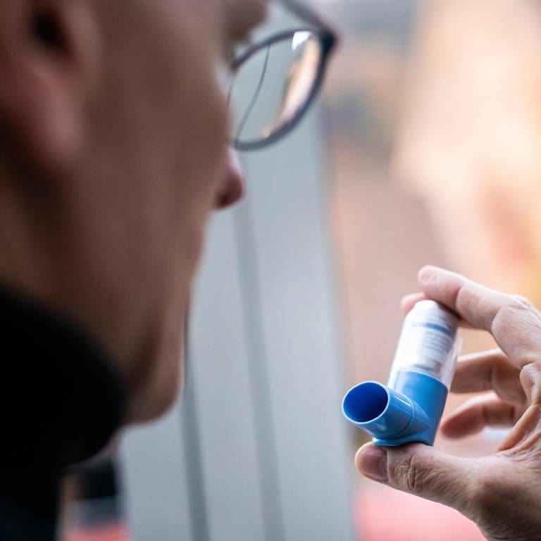 Ein Asthmatiker hält ein Asthmaspray in der Hand (Symbolbild). (Foto: dpa Bildfunk, picture alliance/dpa | Philipp von Ditfurth)