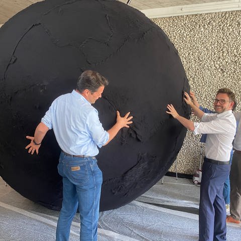 "Black Ball": Für die Ornamenta 2024 entsteht in Pforzheim ein riesiger schwarer Filzball. (Foto: SWR)