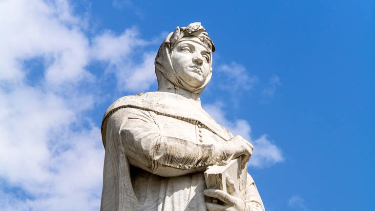 Statue von Francesco Petrarca vor blauem Himmel (Foto: IMAGO, IMAGO / Wirestock)