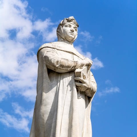 Statue von Francesco Petrarca vor blauem Himmel